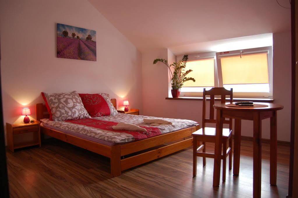 Hotelik Okecie 39 - Nocleg I Parking Blisko Lotnisko Okecie Варшава Экстерьер фото