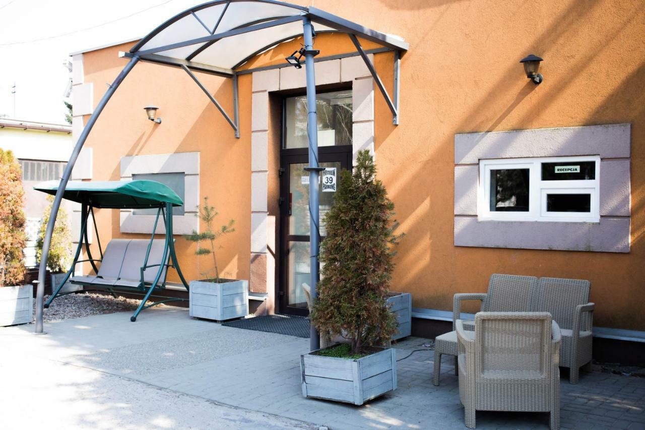 Hotelik Okecie 39 - Nocleg I Parking Blisko Lotnisko Okecie Варшава Экстерьер фото